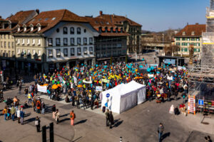 De nombreuses personnes sur la Waisnhausplatz à Berne le 9 mars 2022.