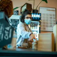 Une photo de Maya El Hakim derrière le bar du café où elle travaille.