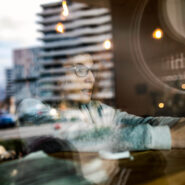 Maya El Hakim sitzt am Tisch hinter dem Schaufenster des Cafés.