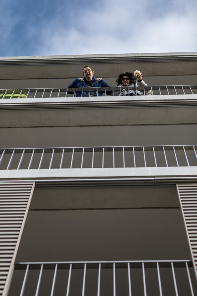 Foto von Markus Wittekind und Maya El Hakim auf dem Balkon ihrer Wohnung.