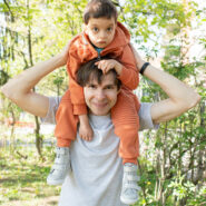 Ivan auf den Schultern seines Papas im Garten des Aufnahmezentrums..