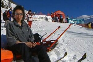 Une image d'archive montrant une médecin prenant la parole lors d'une compétition de ski handicap.