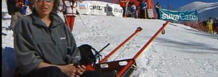 Une image d'archive montrant une médecin prenant la parole lors d'une compétition de ski handicap.