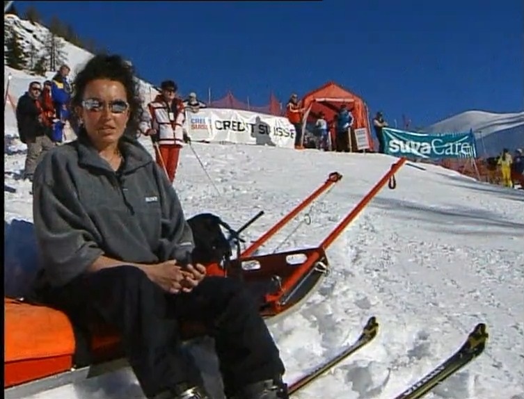 Une physiothérapeute qui commente une compétition de ski handicap en février 2000.