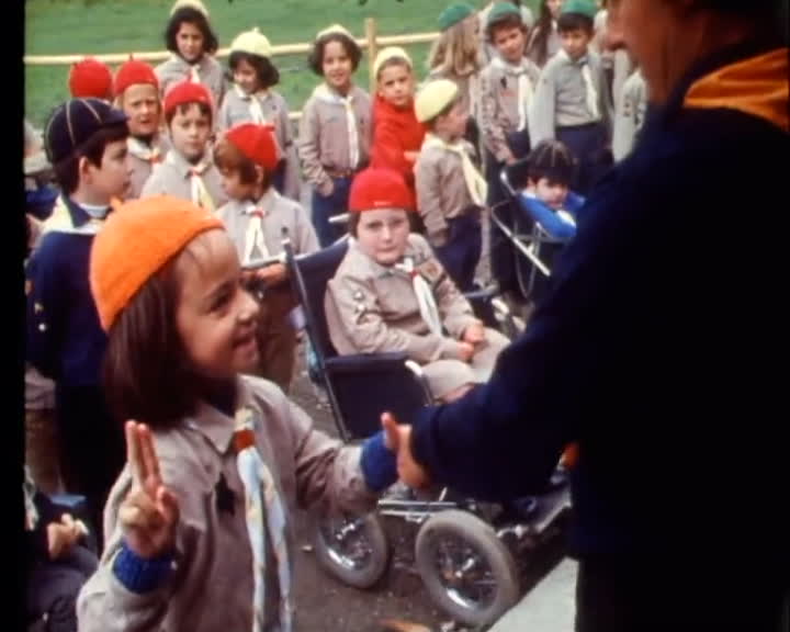 Une image d'archive montrant de jeunes scout, dont plusieurs sont en fauteuil roulant. 